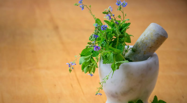 What to Consider Before Switching to Herbal Skincare